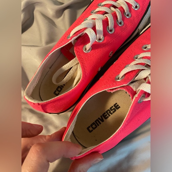 Hot pink low ride converse in women 8, men 6 - Picture 2 of 5